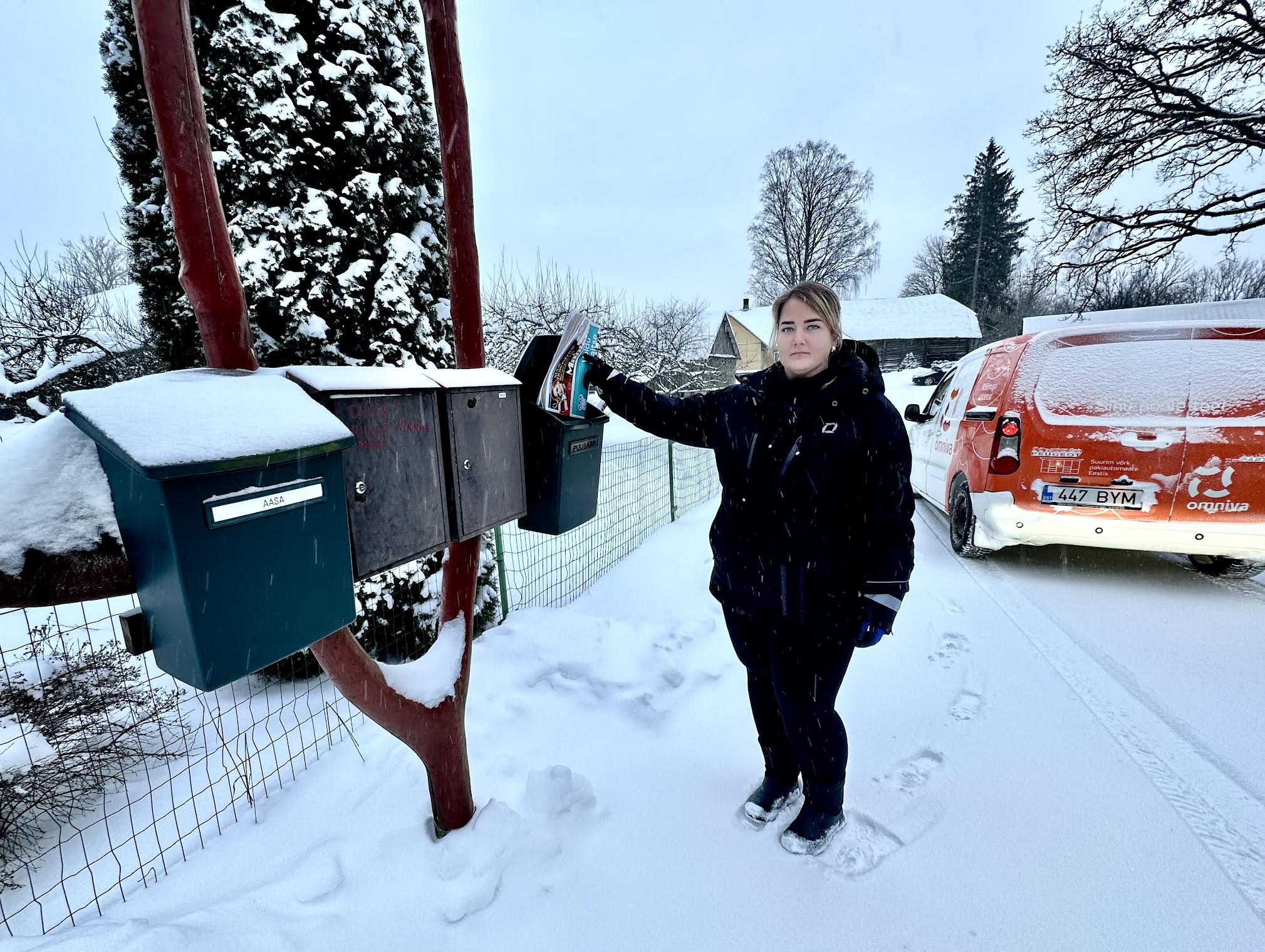 Postikuller Marian Kallas kiidab Simula külas asuvate postkastide omanikke, sest siin on alati lumi koristatud, kuid rõhutab, et postkastide peale tuleks kindlasti panna talu nimi. Aasta esimesel tööpäeval jäi ta lumme kinni Kõomäe külas. 31. detsembril jäi aga päris mitmesse kohta sõitmata paksu lume tõttu. FOTOD: Kalev Annom
